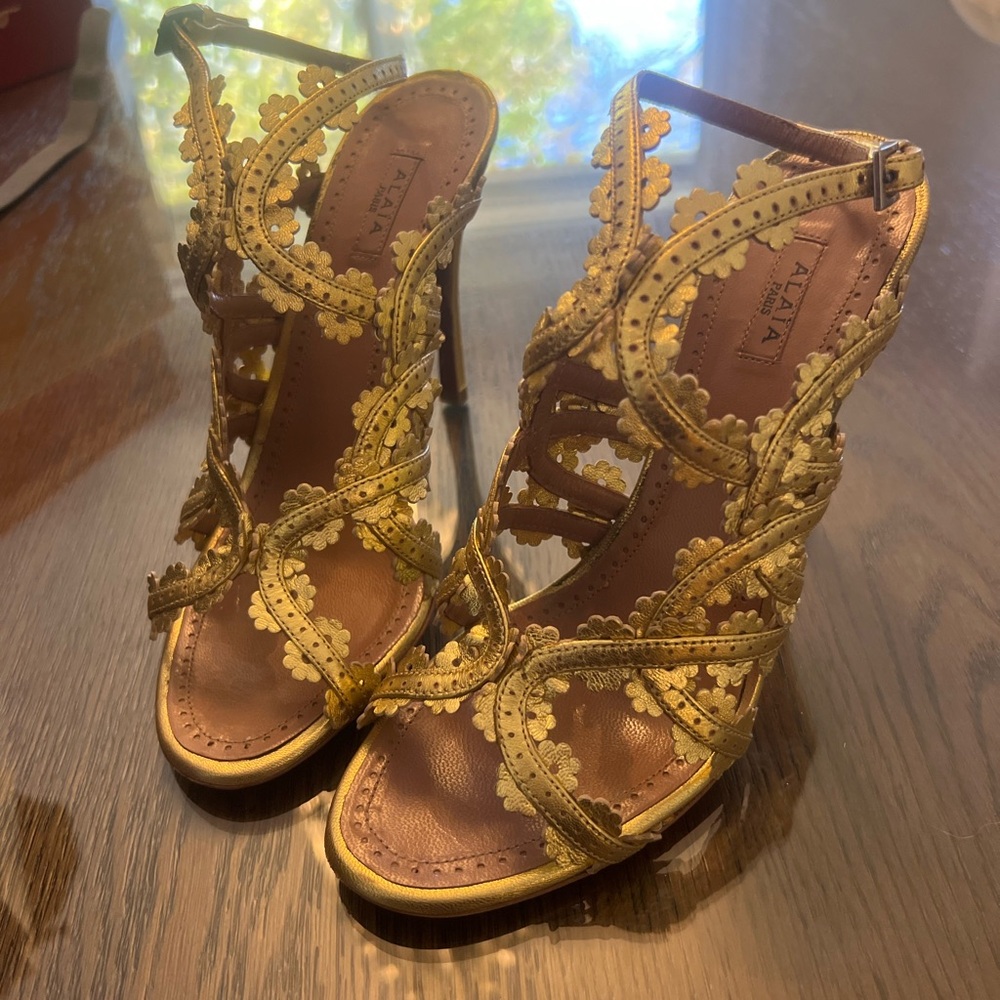 Alaia Gretchen gold strappy sandal - Picture 5 of 7